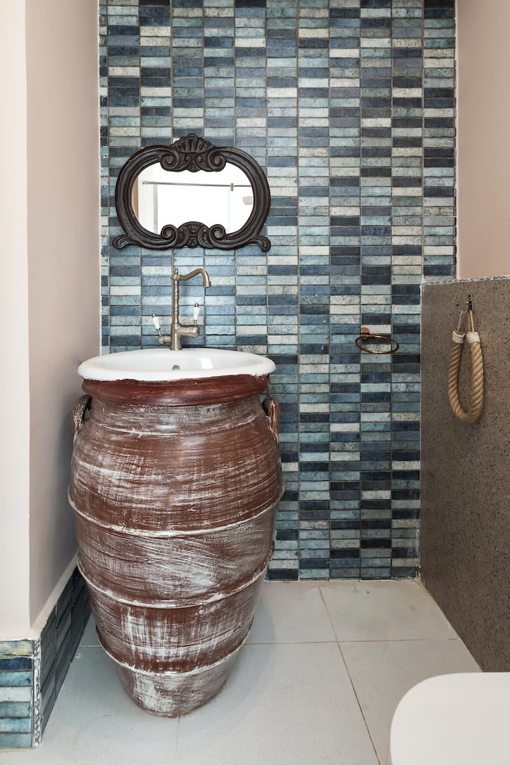 Minimal ancient Saray pyramids view — Full bathroom 1 in Giza, Egypt, Egypt