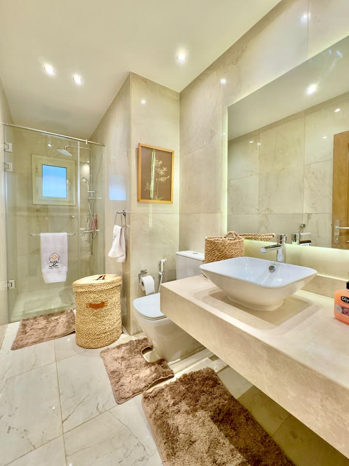 peaceful 2BR Zamalek Saray. — Full bathroom 1 in Giza, Egypt, Egypt — photo 2