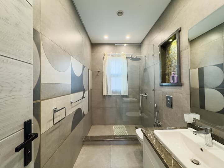 Elegant 3BR Saray Eastown Sodic | New Cairo — Full bathroom 1 in Cairo, Egypt, Egypt — photo 2