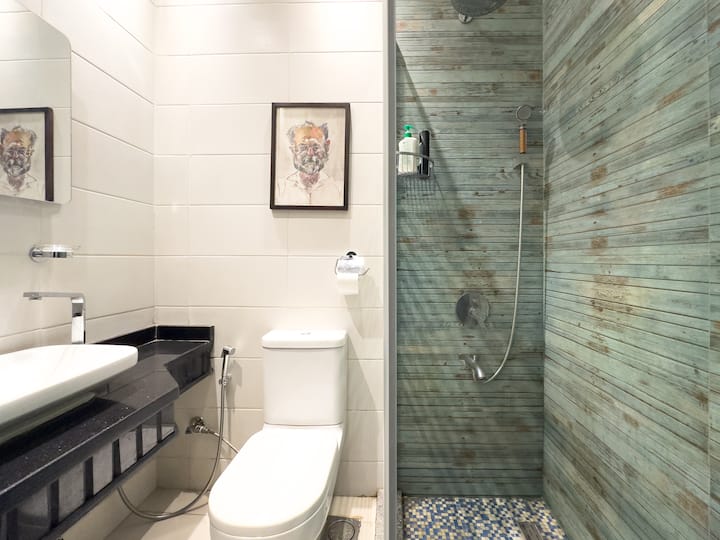 High-Ceiling Iconic Saray Walk to Tahrir & AUC — Full bathroom 1 in Cairo, Egypt, Egypt