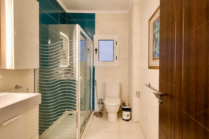 Saray 3BR Escape | Jacuzzi & Balcony | New Cairo — Full bathroom 1 in Cairo, Egypt, Egypt — photo 3