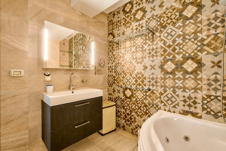 Saray 3BR Escape | Jacuzzi & Balcony | New Cairo — Full bathroom 2 in Cairo, Egypt, Egypt — photo 2