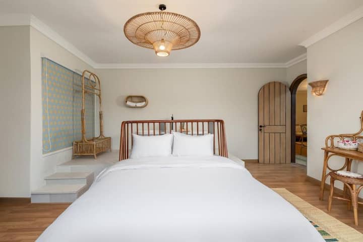 Wake Up to Pyramids & Museum Views | 3BR 3BASaray — Bedroom 1 in Giza, Egypt, Egypt — photo 3
