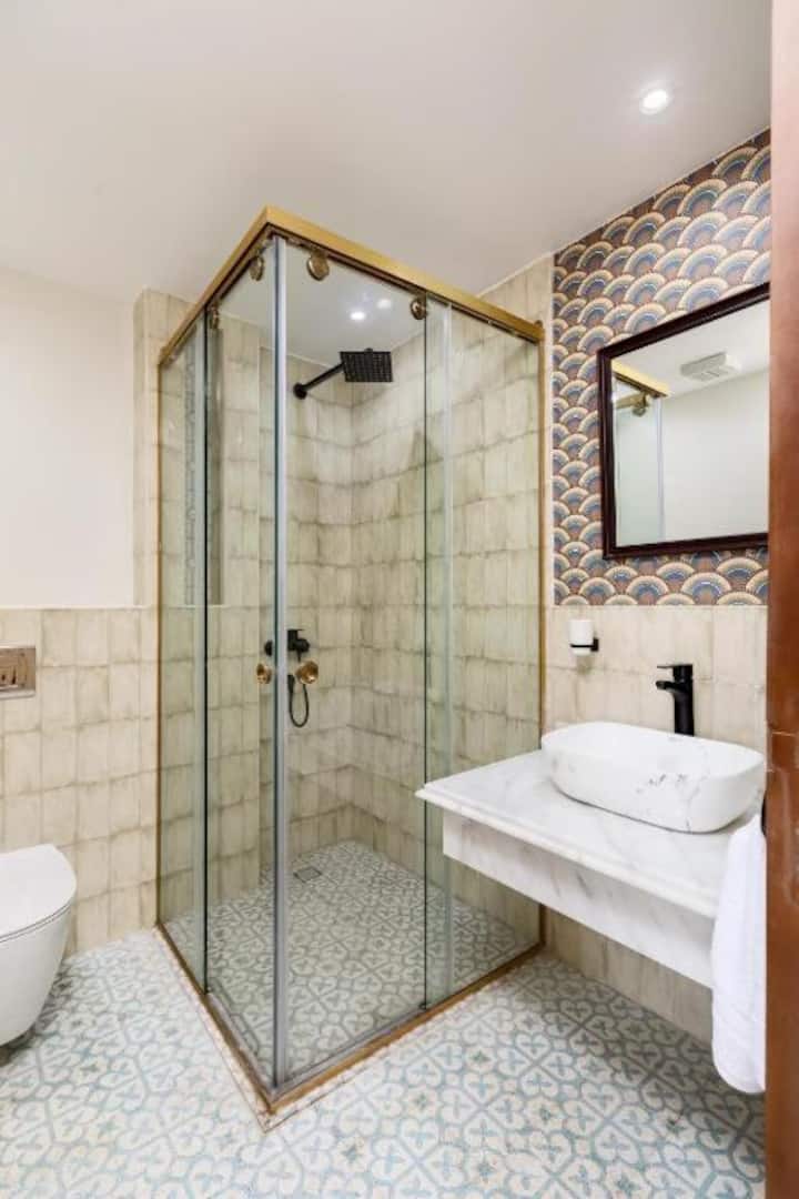 Wake Up to Pyramids & Museum Views | 3BR 3BASaray — Full bathroom 2 in Giza, Egypt, Egypt — photo 3