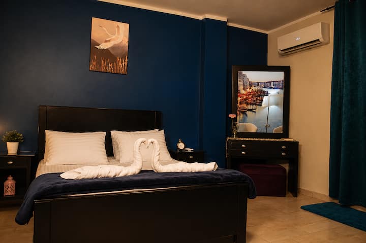 Nile&Pyramid Views|2BR| Art gallery — Bedroom 1 in Nile Corniche, Cairo, Egypt