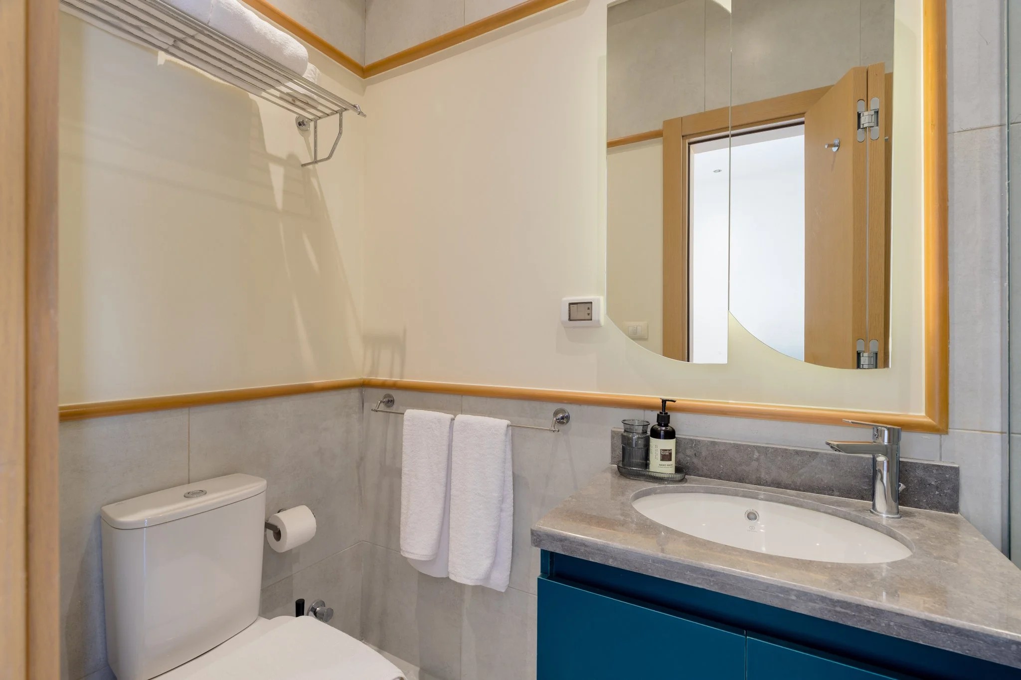 Serviced City-View Studio near Orman Garden, Giza — Full bathroom 1 in Near Orman Botanical Garden & Giza Zoo, off Nile St, Giza, Egypt — photo 2