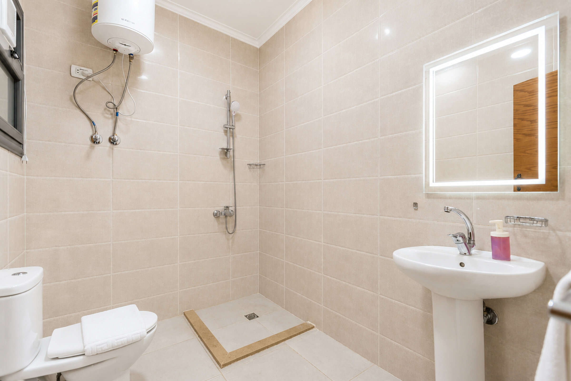 Travelholic Sunlit 2BR Apartment near AUC | AUC 404 — Full bathroom 1 in Travelholic AUC Residence. Unit 404., Egypt
