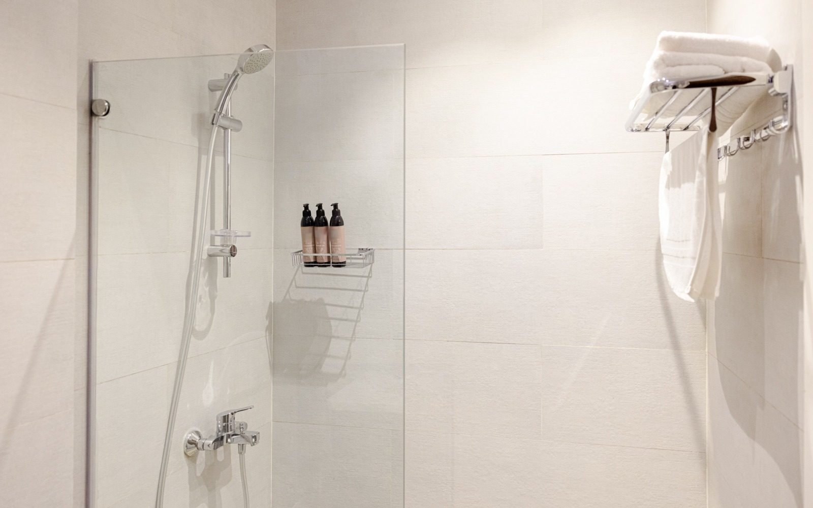 Refined 2BR Apartment – City View – Boutique Nest — Full bathroom 1 in New Cairo, Egypt — photo 2