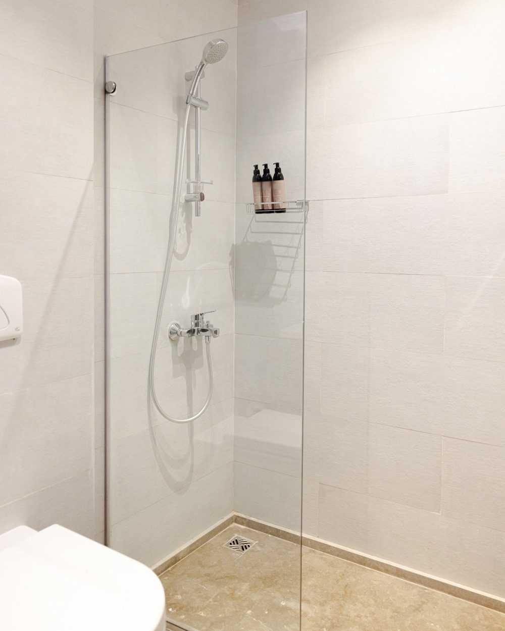 Sleek 3BR Apartment – City View – Boutique Nest — Full bathroom 1 in New Cairo, Egypt — photo 2