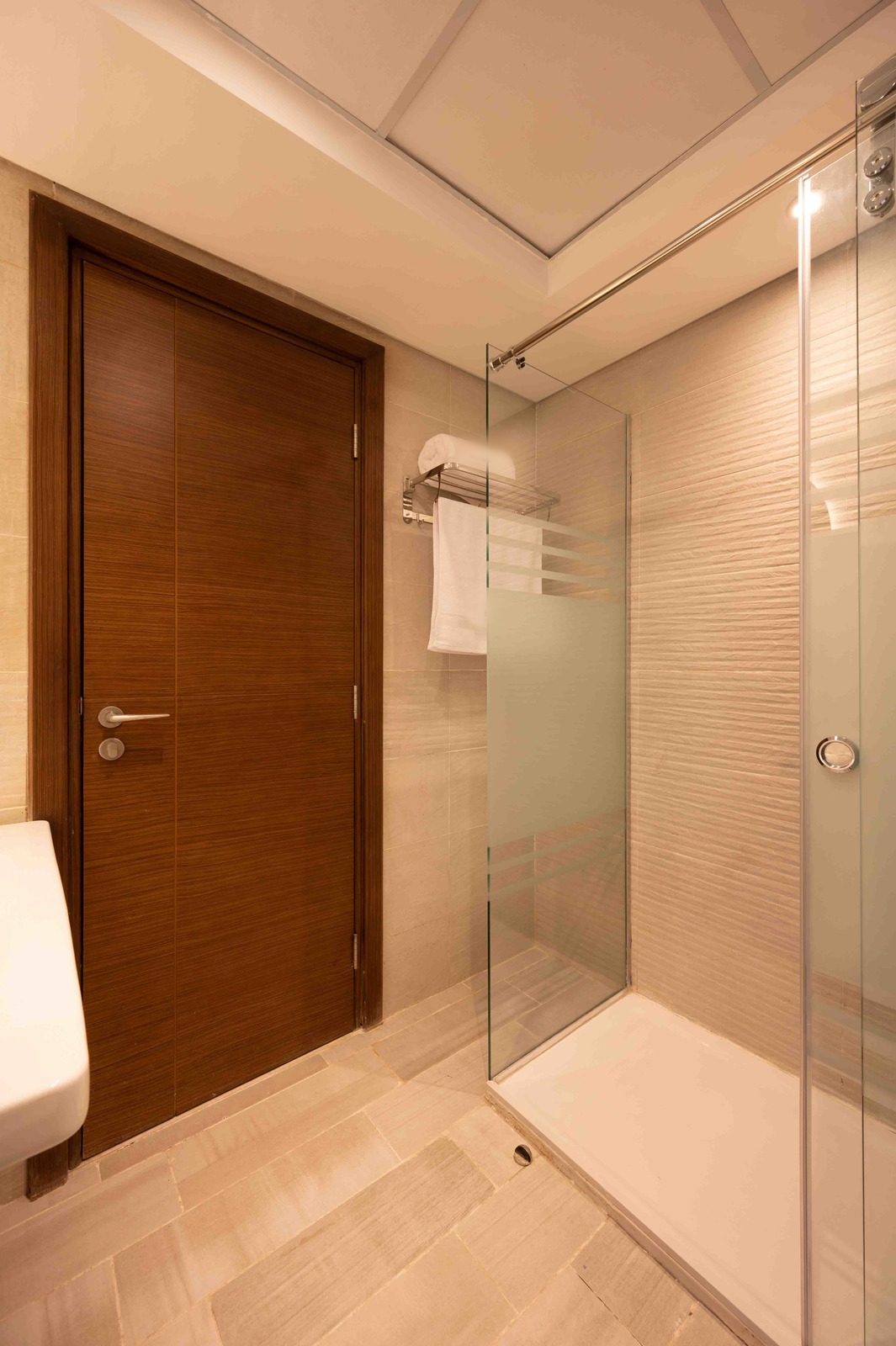 Breezy 2BR Apartment – City View – CFC — Full bathroom 1 in Aura, Cairo Festival City, Egypt — photo 2