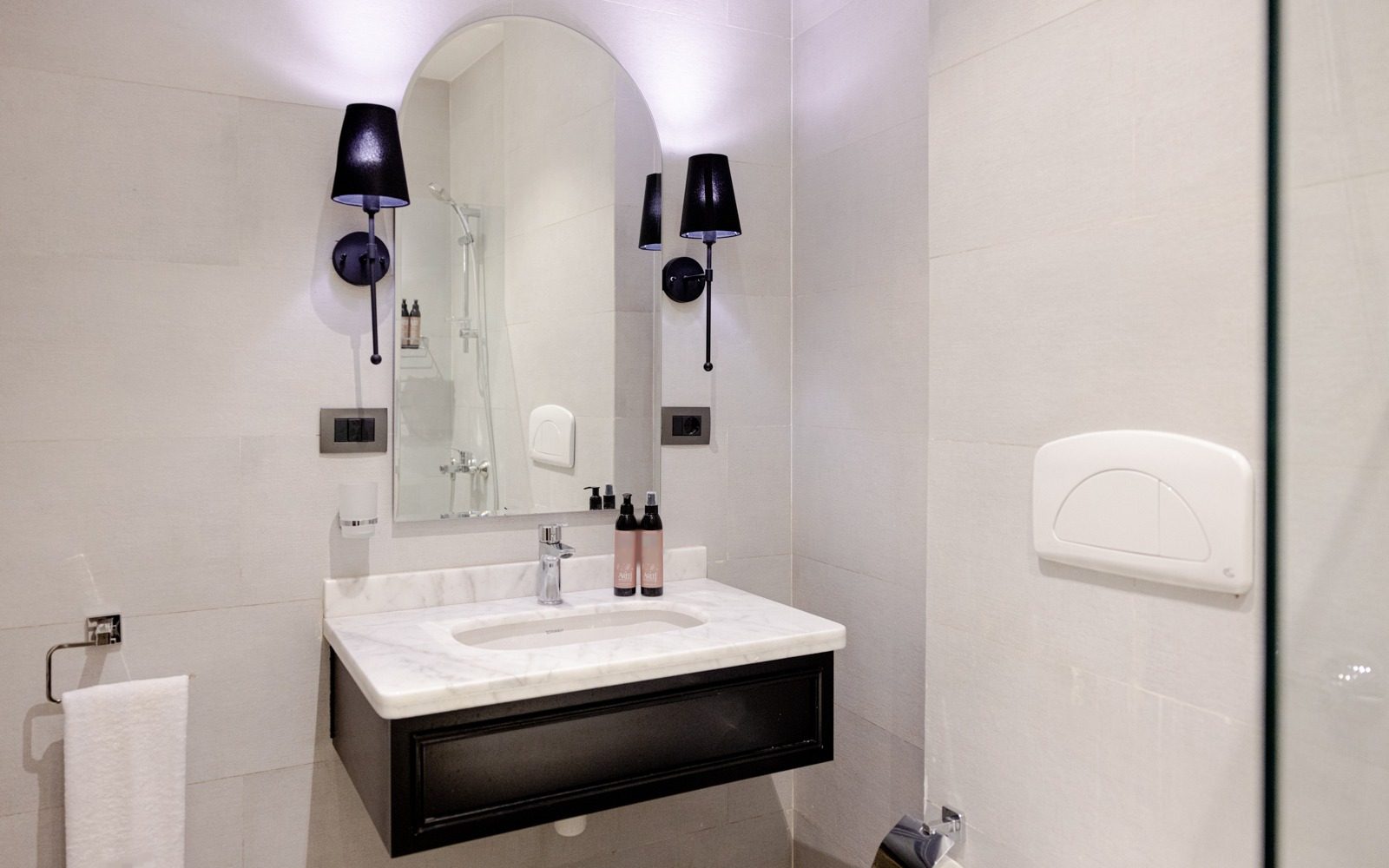Charming 2BR Apartment – City View – New Cairo — Full bathroom 1 in New Cairo, Egypt