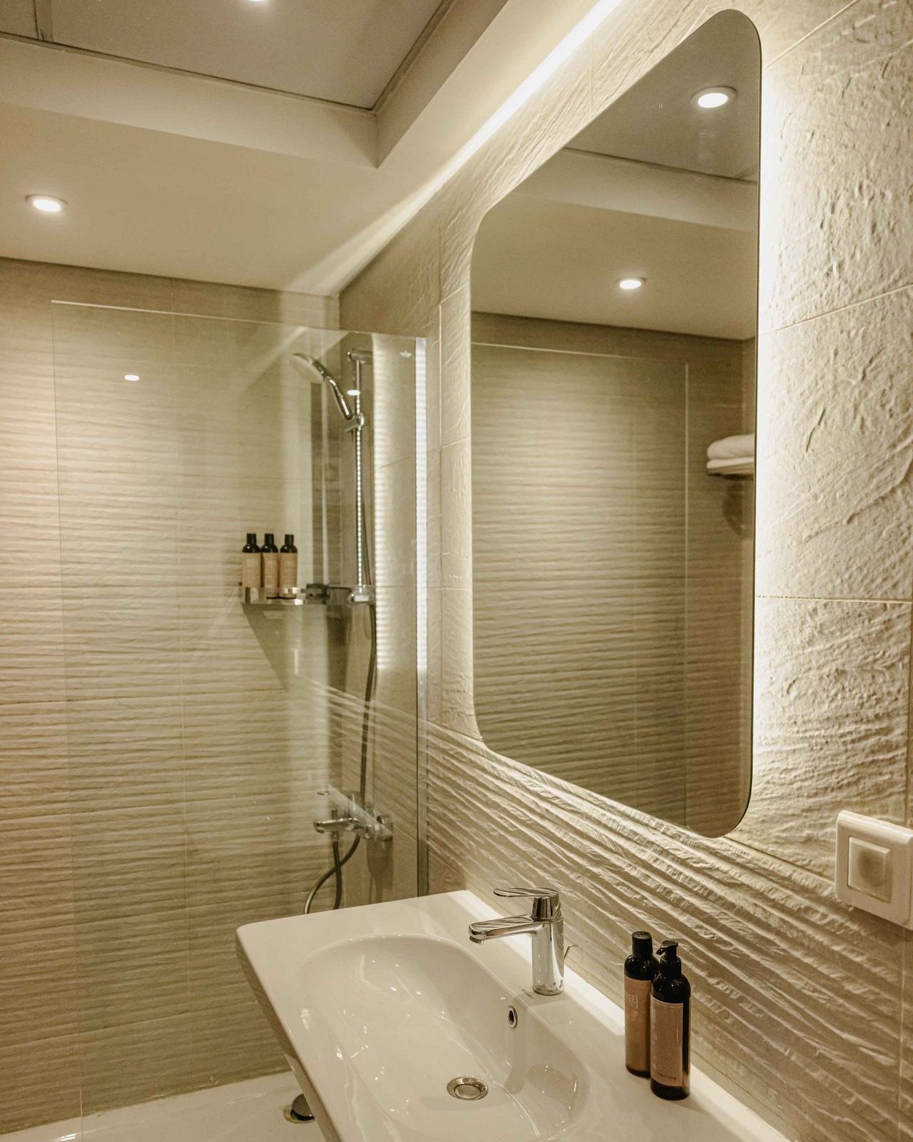 Luminous 3BR Apartment – City View – CFC — Full bathroom 1 in Aura, Cairo Festival City, Egypt