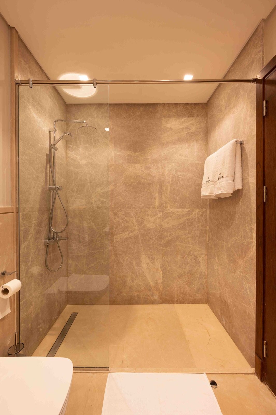Refined 4BR Apartment – City View – Aeon Towers — Full bathroom 1 in Aeon Towers, Sheikh Zayed, Egypt