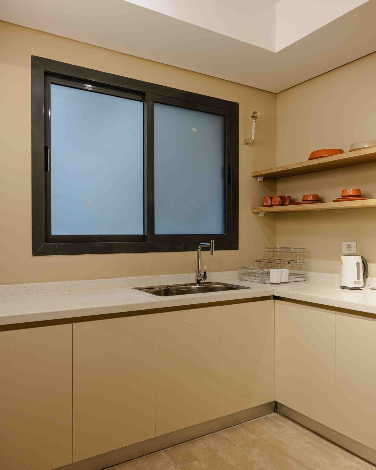 Modern 2BR Apartment – Pool View – SODIC — Full Kitchen in SODIC Villette, Egypt — photo 2