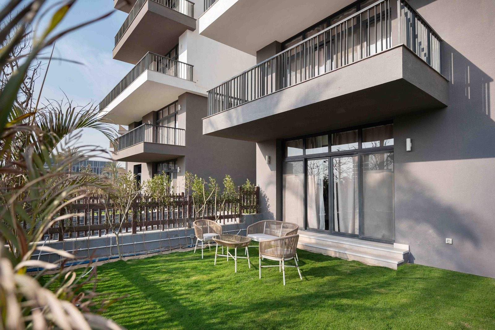 Beautiful 2BR Apartment – Garden View – CFC — Backyard in Aura, Cairo Festival City, Egypt — photo 2