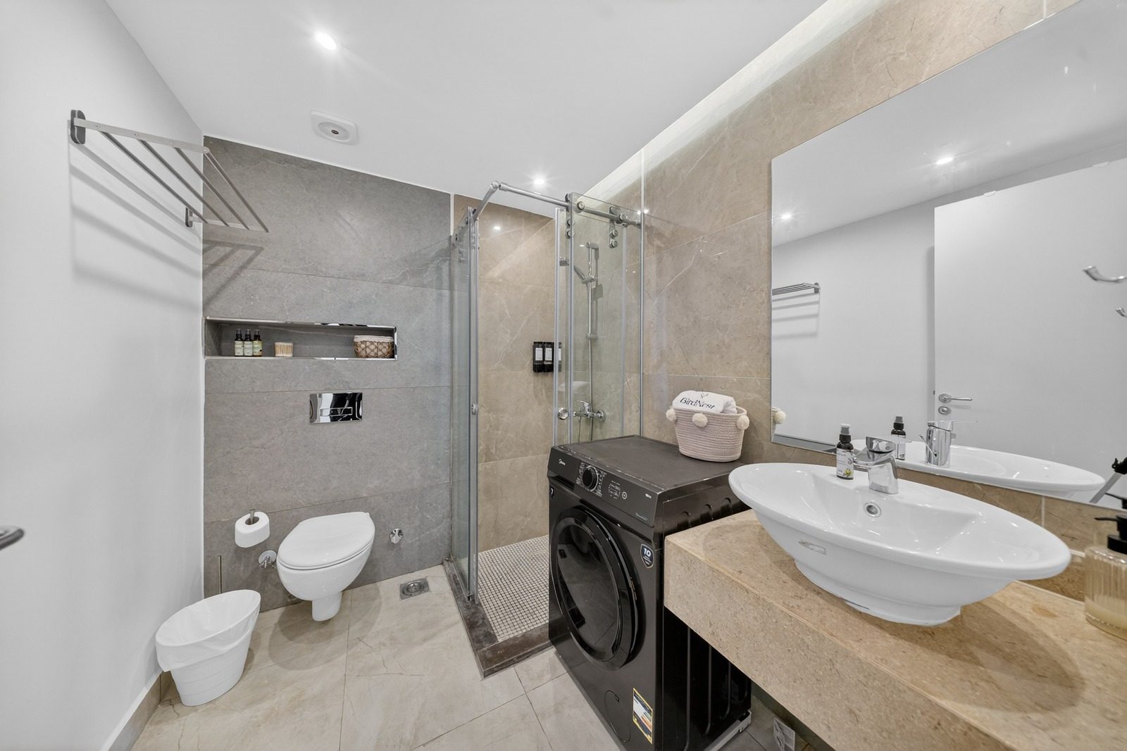 Elegant 2BR Apartment – Pool View – El Gouna — Full bathroom 2 in Maraya, El Gouna, Egypt