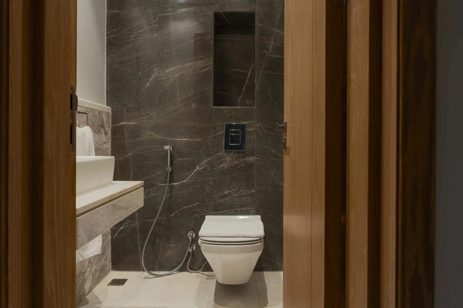 Modern 2BR Apartment with Balcony – Aeon Towers, Sheikh Zayed — Full bathroom 1 in Aeon Towers, Sheikh Zayed City, Egypt — photo 2