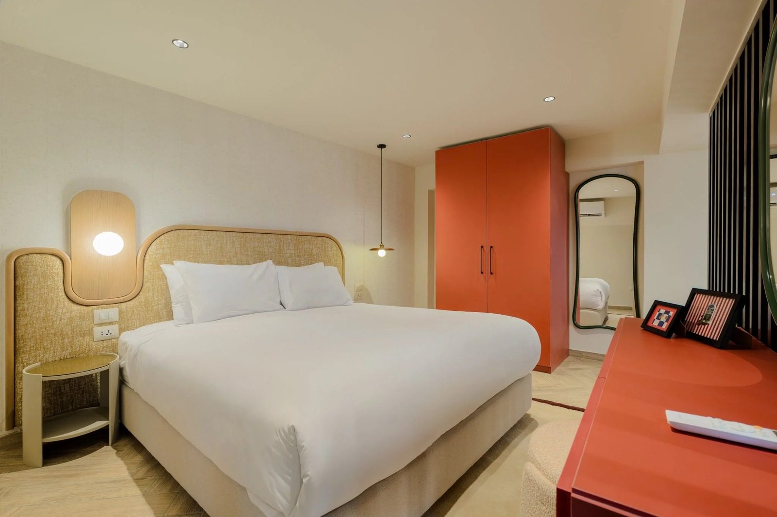 Deluxe 1BR Suite – Giza — Bedroom 1 in Near Orman Botanical Garden & Giza Zoo, off Nile St, Giza, Egypt — photo 2