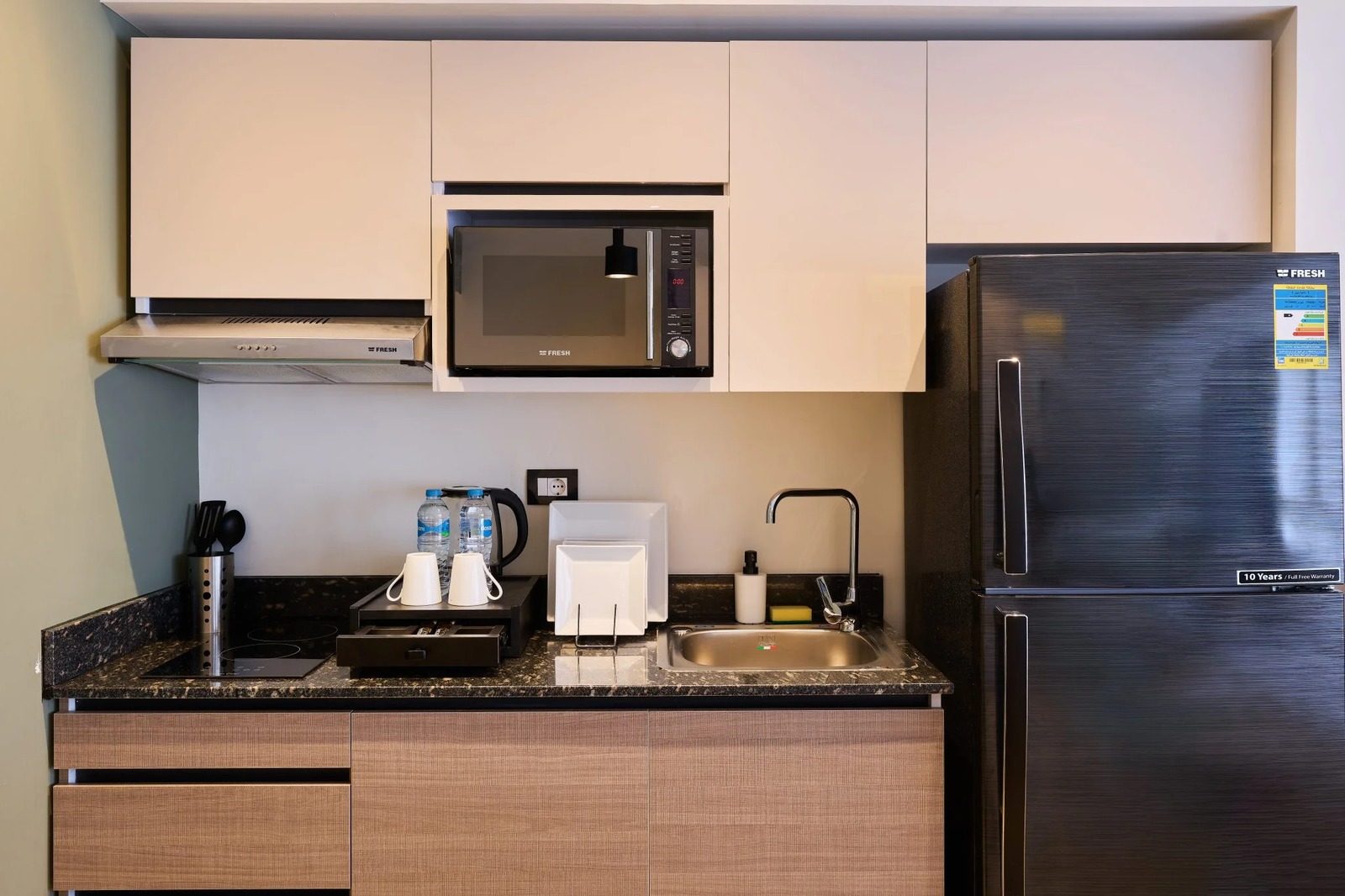 Modern High-Floor Studio – City View – Giza — Full Kitchen in Giza Nile side, near Orman Botanical Garden & Cairo University, Egypt