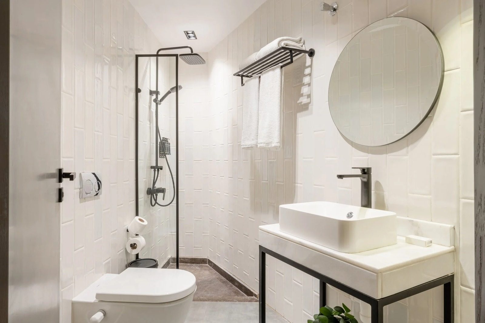 Queen Studio – Downtown Cairo — Full bathroom 1 in Downtown Cairo, a short walk to Talaat Harb Square and Tahrir Square, Egypt