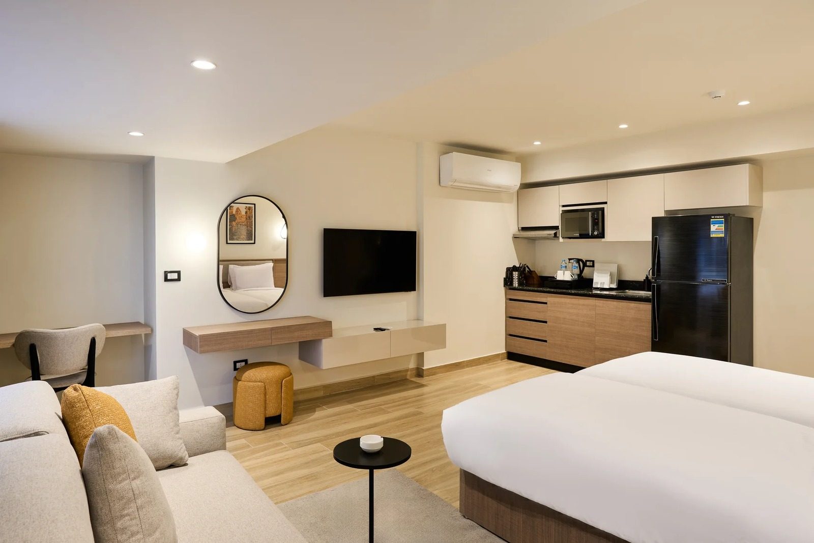 Bright High-Floor Studio – City View – Giza — Living Room in Giza Nile side, near Orman Botanical Garden & Cairo University, Egypt — photo 3