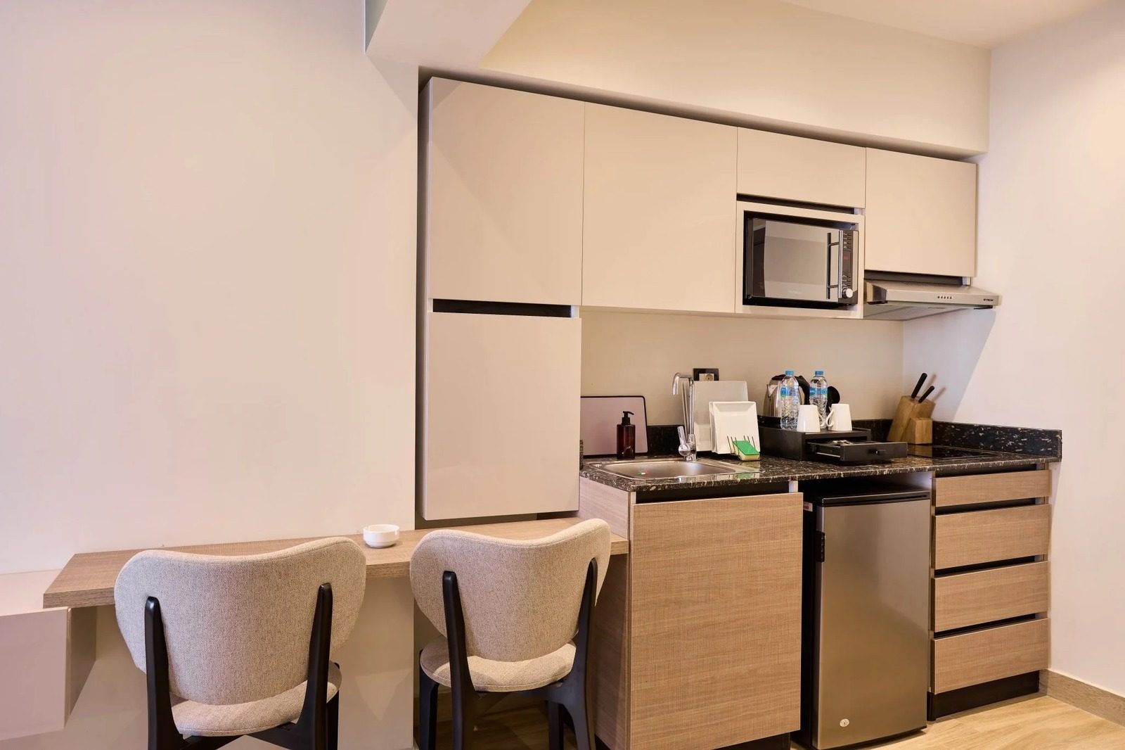 Elegant High-Floor Studio – City View – Giza — Full Kitchen in Giza Nile side, near Orman Botanical Garden & Cairo University, Egypt