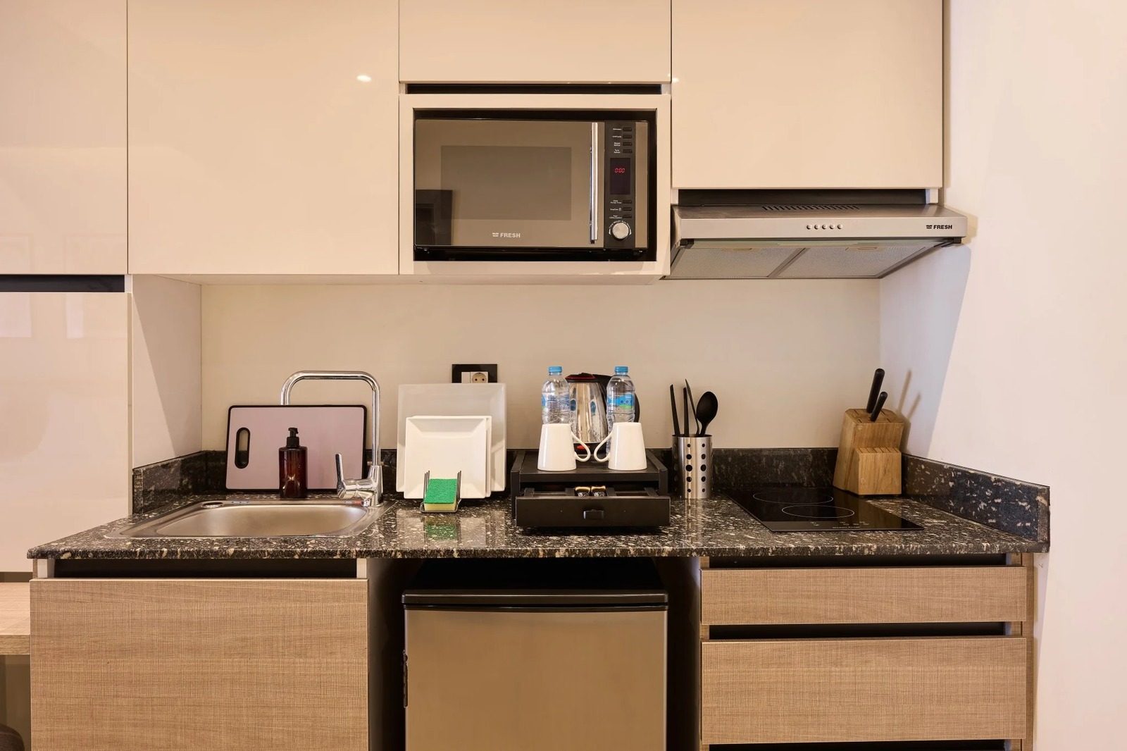 Elegant High-Floor Studio – City View – Giza — Full Kitchen in Giza Nile side, near Orman Botanical Garden & Cairo University, Egypt — photo 2