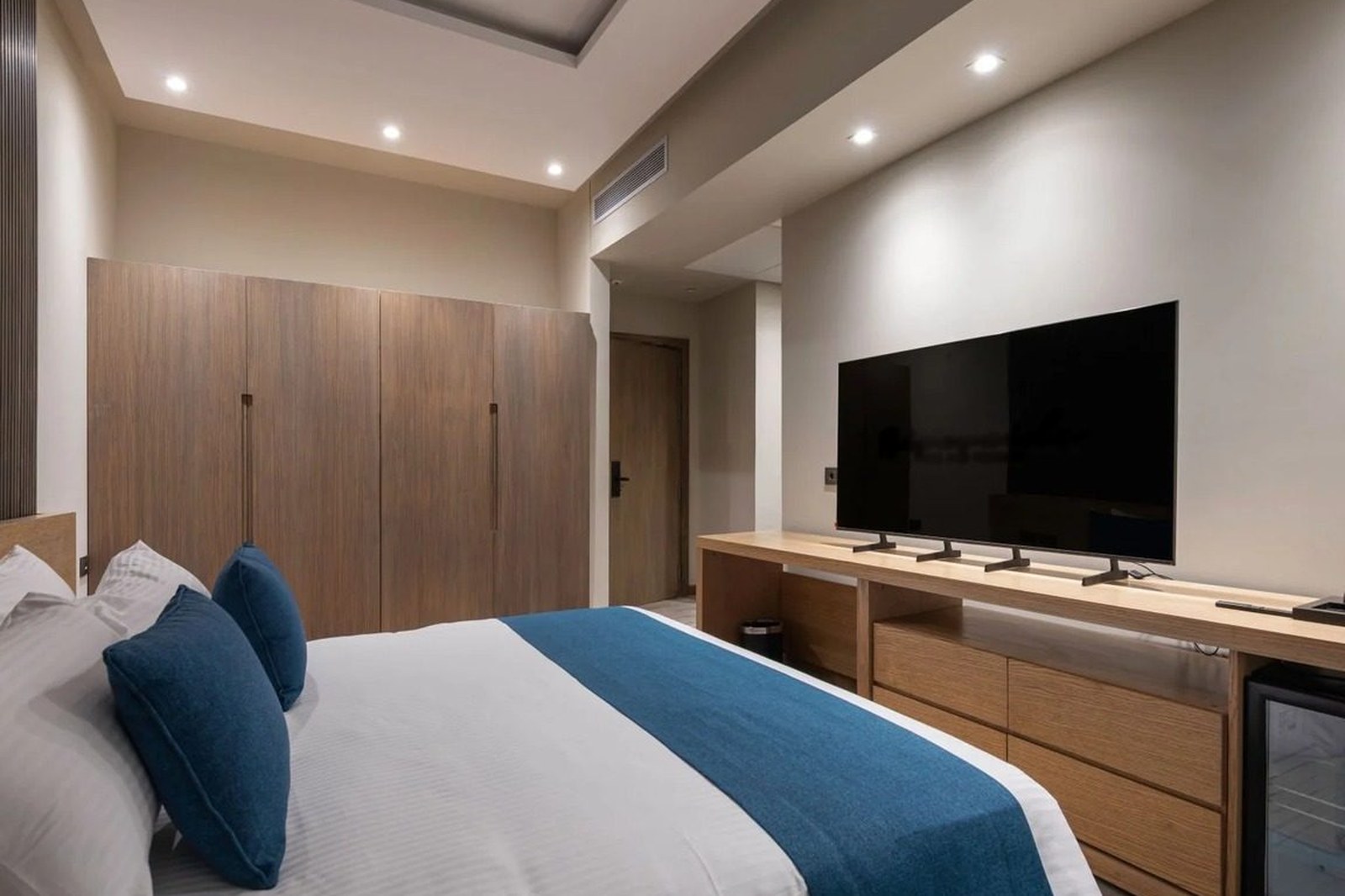 King Room with Balcony – Nile-front Hotel, Zamalek — Bedroom 1 in Northern Zamalek on the Nile, Cairo, Egypt — photo 3
