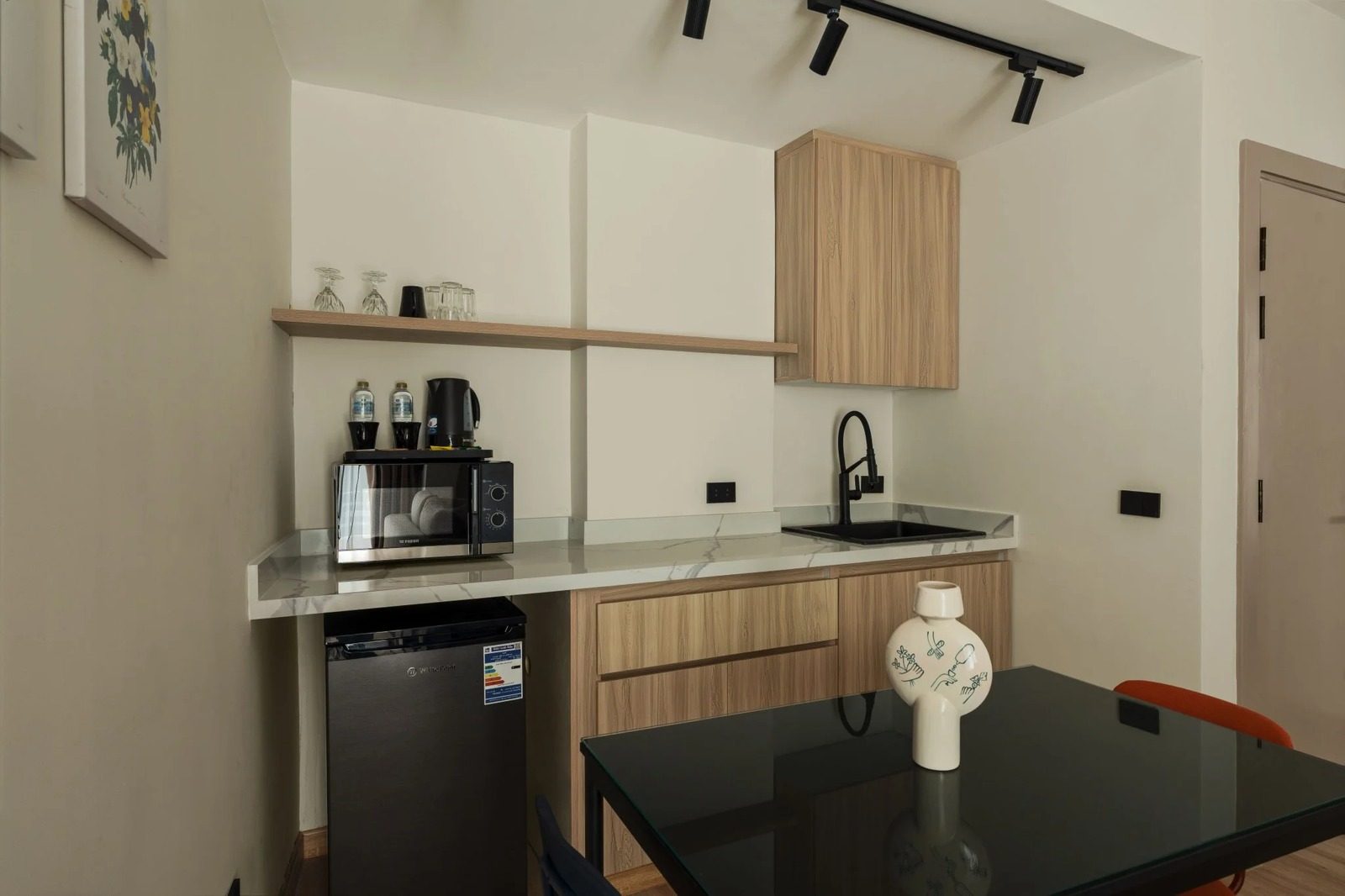 1BR Apartment with Balcony & Kitchenette – Zamalek — Full Kitchen in Zamalek, next to the Lebanese Embassy, Egypt