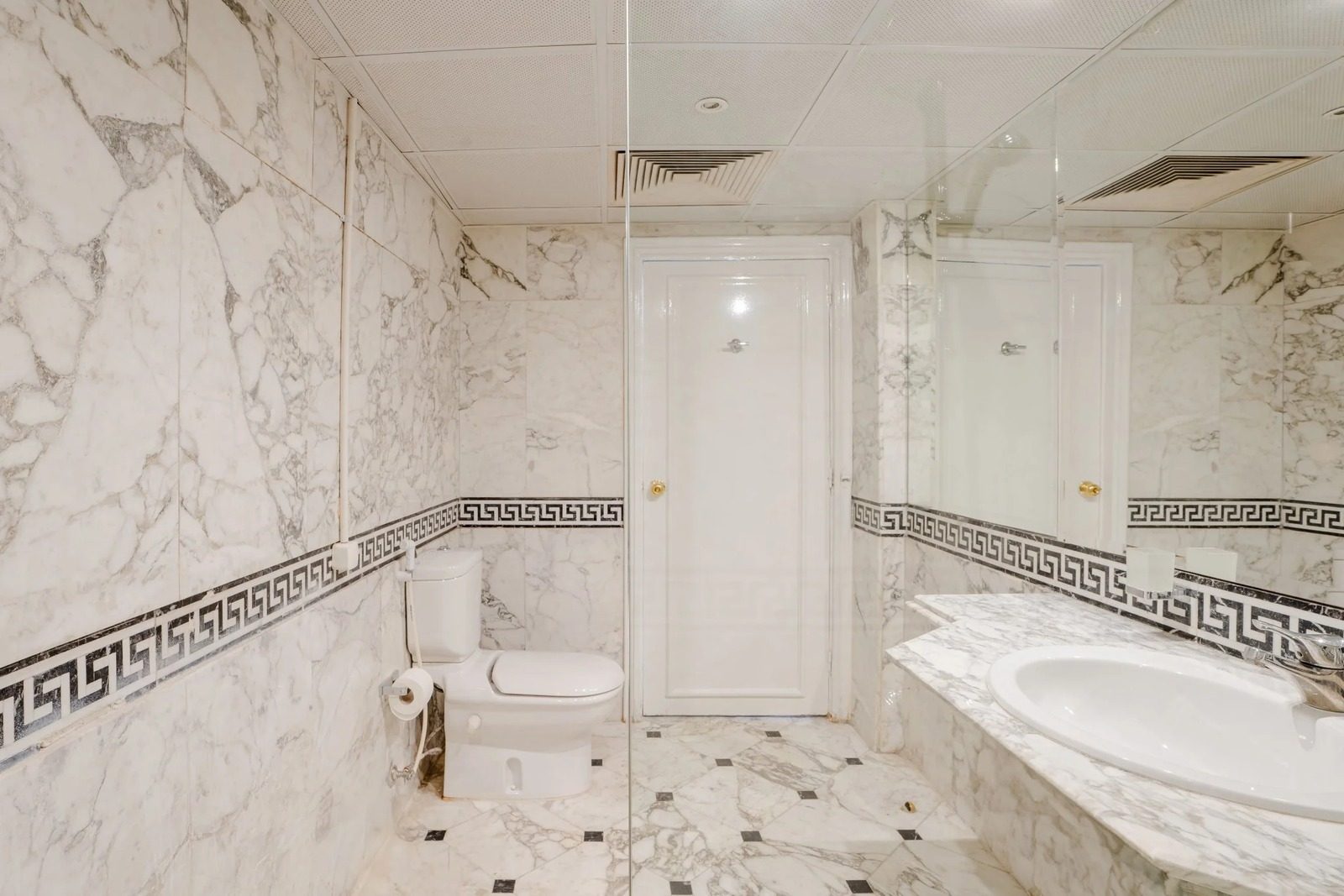 1BR Royal Suite – Nile View – Nile-side Hotel, Zamalek — Full bathroom 1 in Nile side of Zamalek, Cairo, Egypt — photo 2