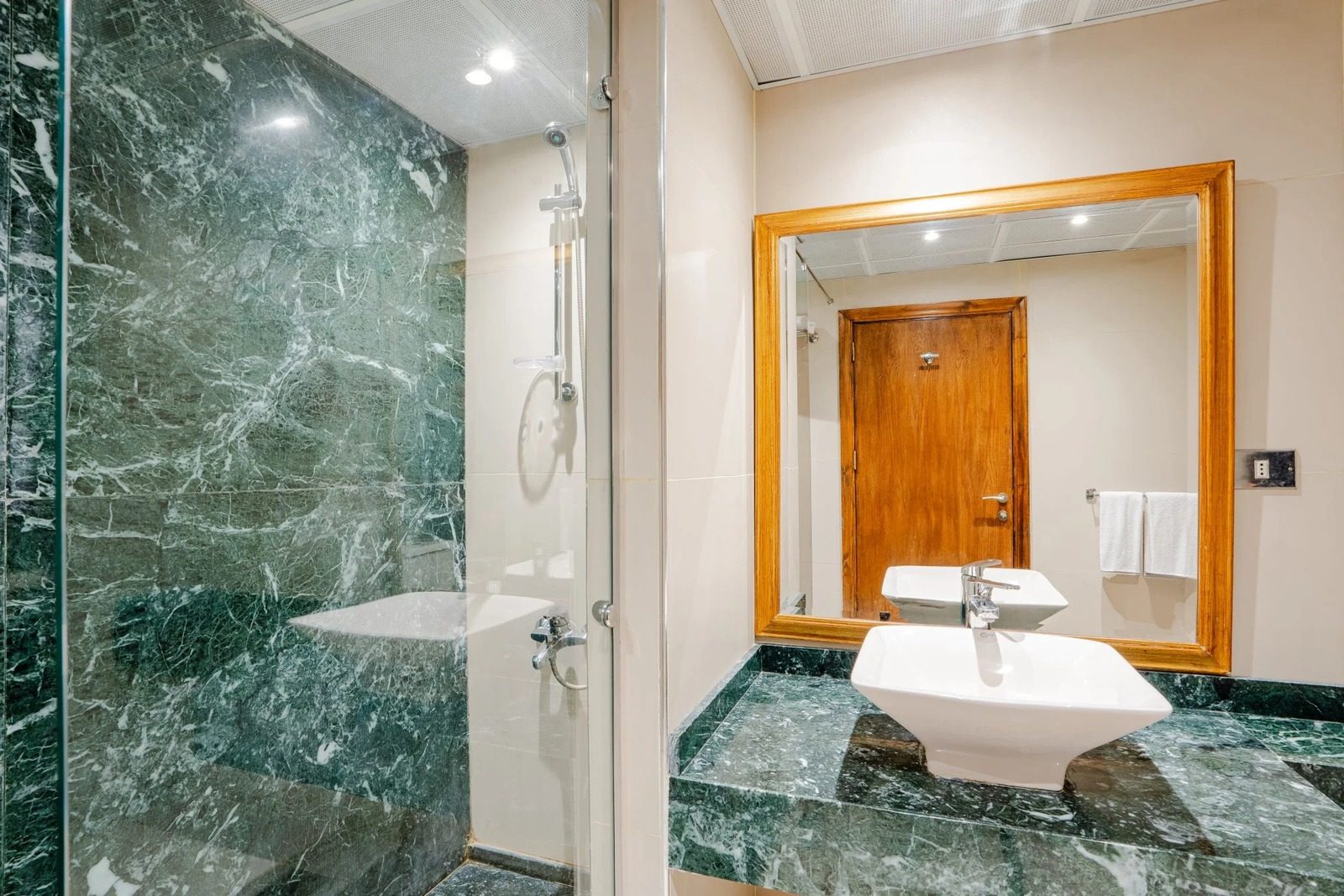 Executive King Room with Balcony – Nile View – Nile-side Hotel, Zamalek — Full bathroom 1 in Nile side of Zamalek, Cairo, Egypt — photo 2