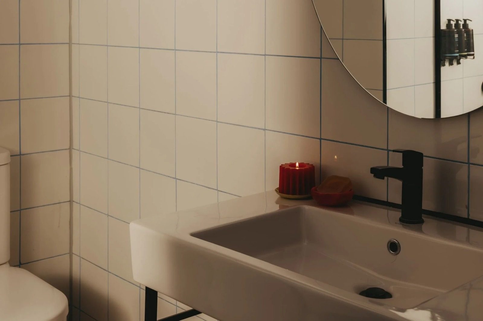 Bright King Studio – Downtown Cairo — Full bathroom 1 in Downtown Cairo, near Tahrir Square and Talaat Harb St, Egypt