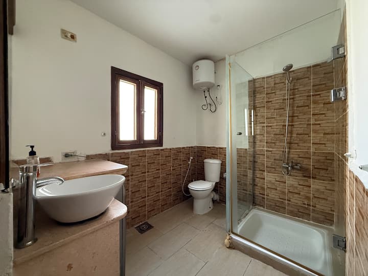 Beautiful Apartment in Quiet Zamalek Sunny Cozy — Full bathroom 1 in Cairo, Egypt, Egypt