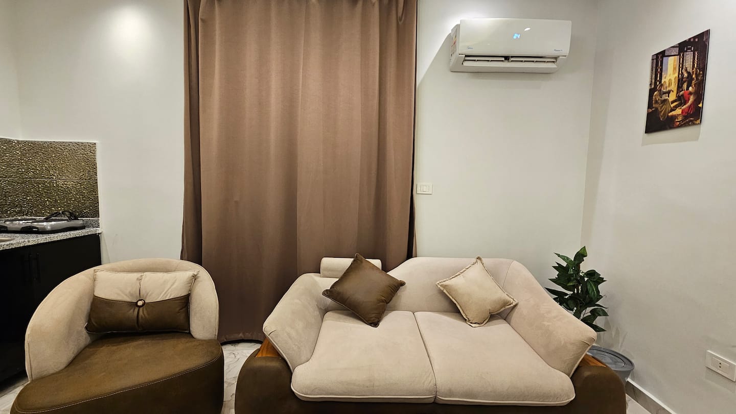 DHB STAYS | High Floor 1BR Downtown | B-602 — Living Room in Downtown Cairo (Marouf), Cairo Governorate, Egypt, Egypt — photo 3