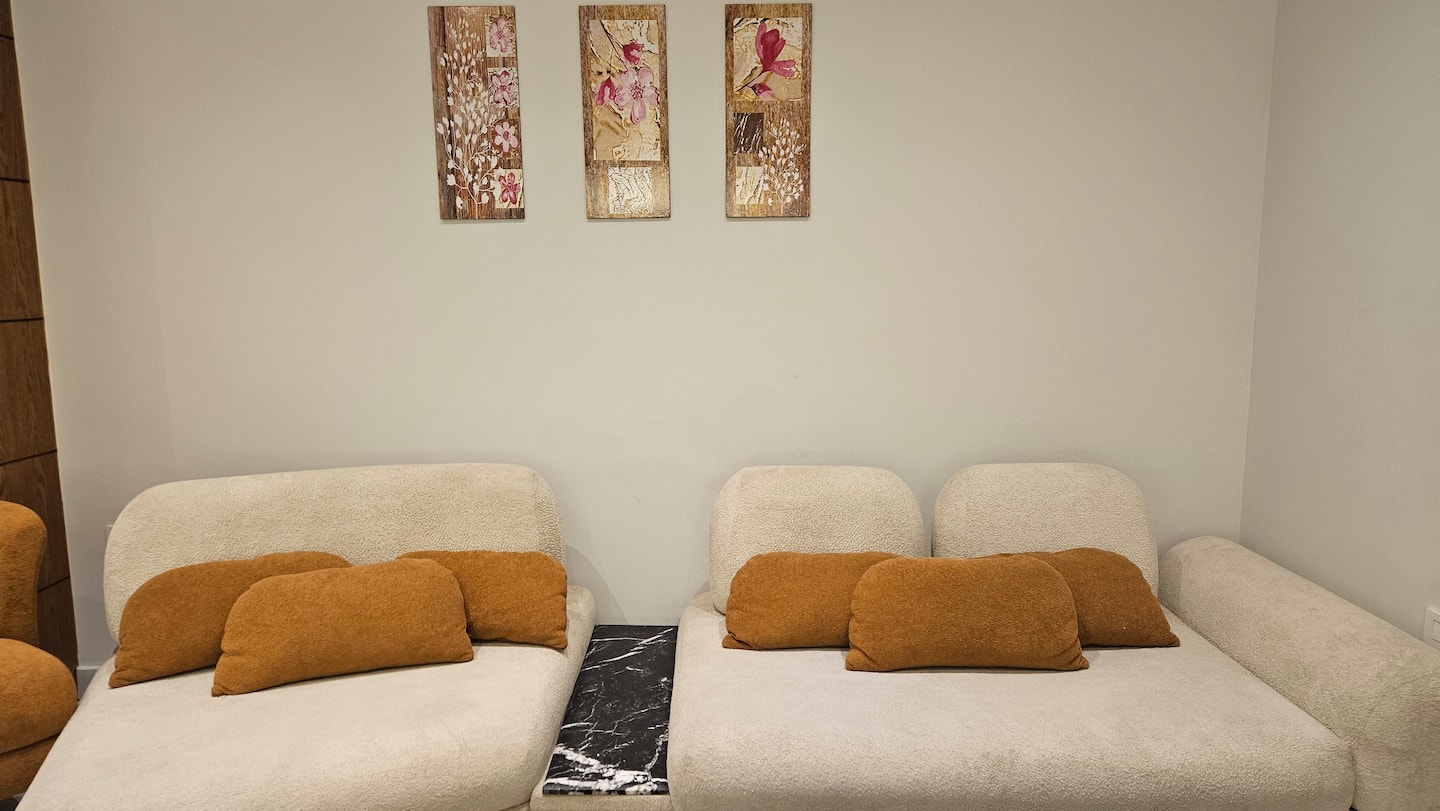 DHB STAYS | Qasr El Nil Smart 1BR | G-301 — Living Room in Downtown Cairo (Marouf), Cairo Governorate, Egypt, Egypt — photo 2