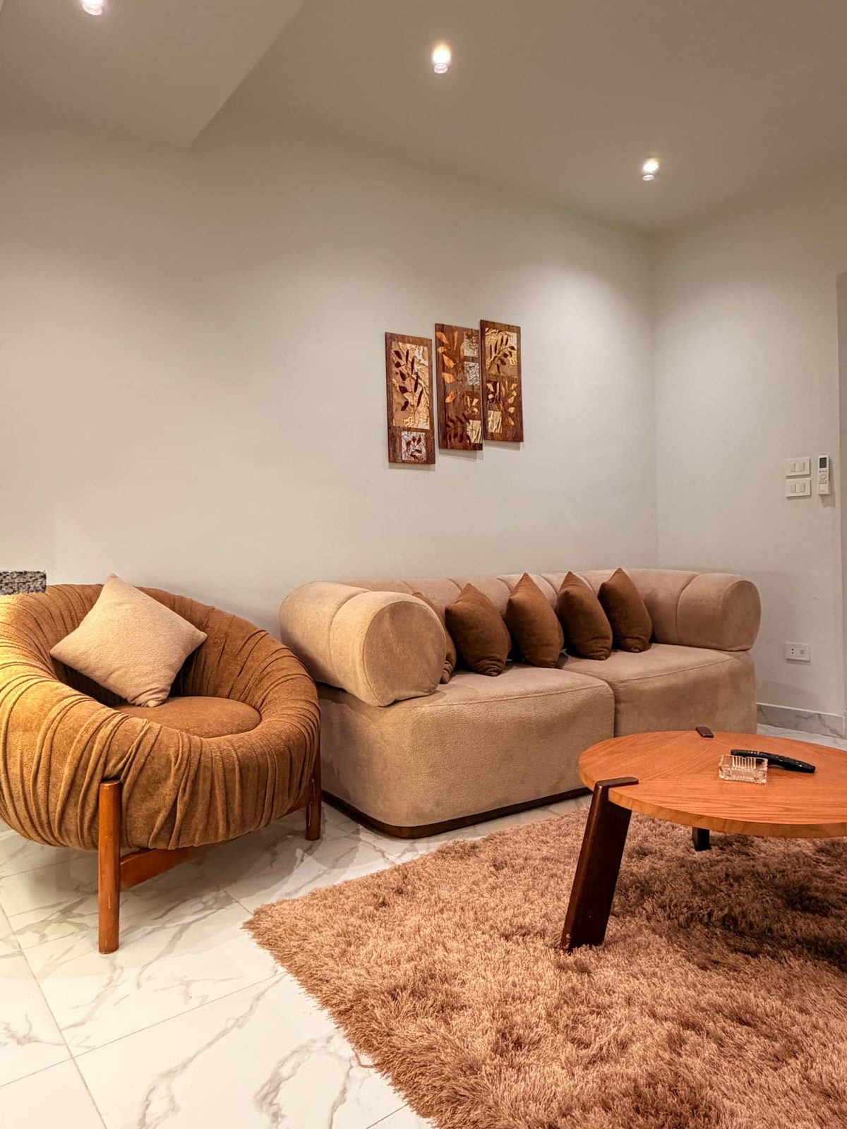 DHB STAYS | Modern 1BR Qasr El Nil | B-301 — Living Room in Downtown Cairo (Marouf), Cairo Governorate, Egypt, Egypt — photo 2