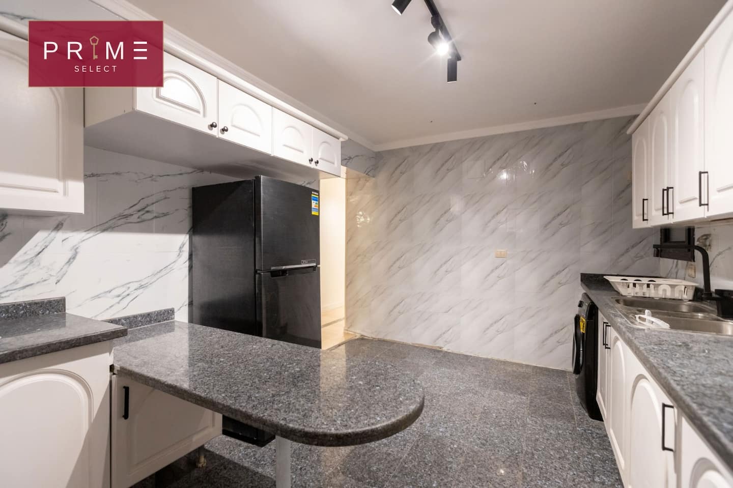 Dlx 2 BR Apt. Nile View - Prime Residence Arkadia — Full Kitchen in Prime Residence Arkadia, Cairo, Egypt — photo 3