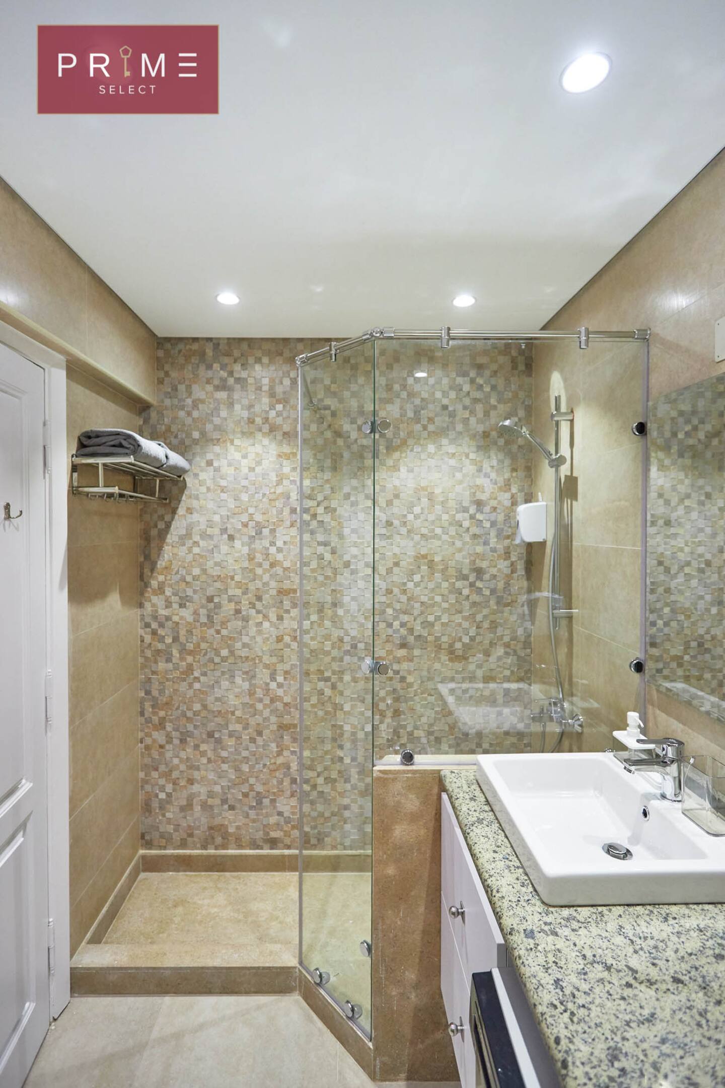 4 BDRs Apt. Nile View - Prime Residence Arkadia — Full bathroom 1 in Prime Residence Arkadia, Cairo, Egypt — photo 2