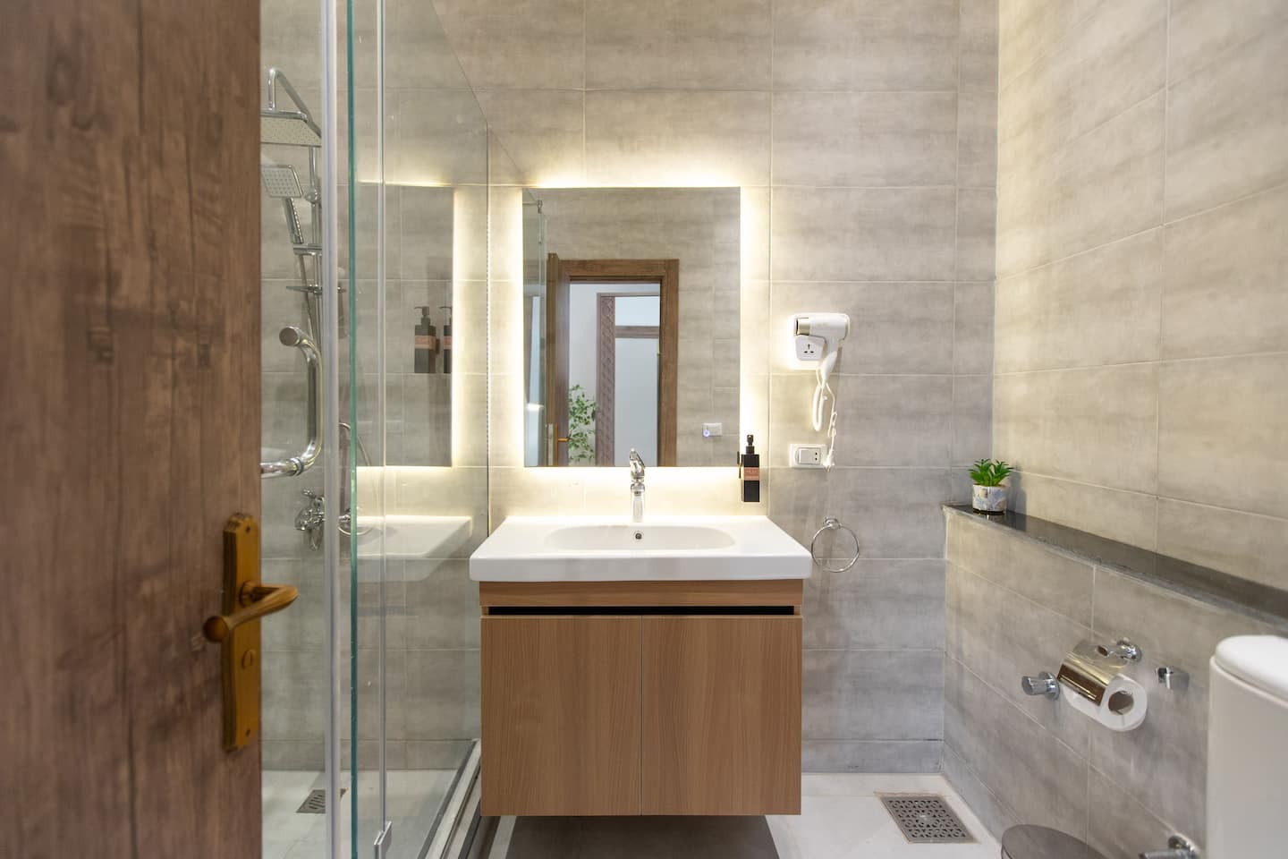 Std. Queen bed - Prime Boutique Heliopolis Terrace — Full bathroom 1 in Prime Boutique Heliopolis Terrace, Cairo, Egypt — photo 2