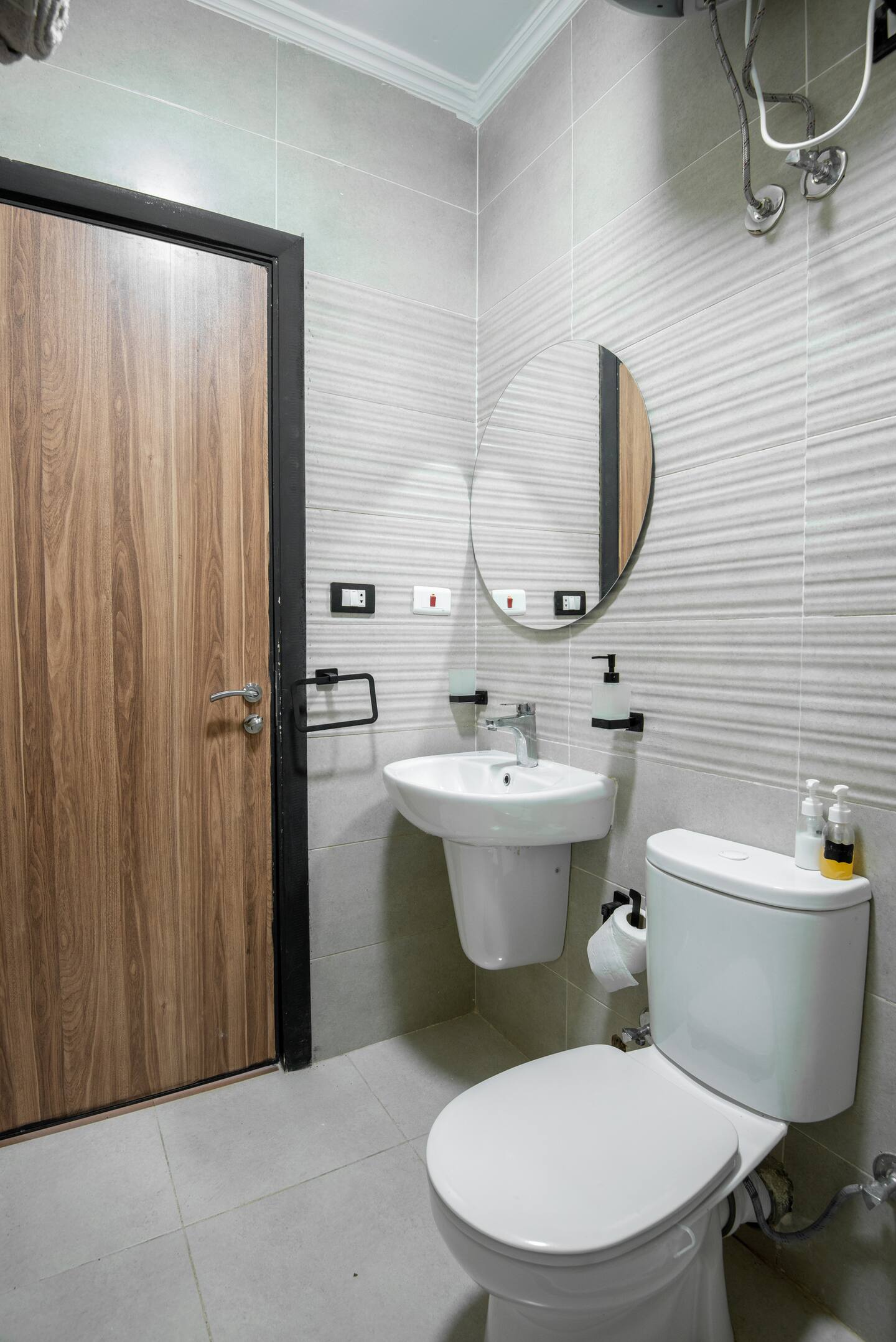 Giza Oasis Studio4 near Pyramids 5M walk — Full bathroom 1 in Nazlet El Batran, Giza, Egypt