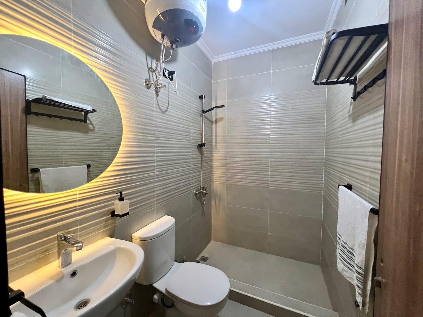 Giza Oasis Studio4 near Pyramids 5M walk — Full bathroom 1 in Nazlet El Batran, Giza, Egypt — photo 3