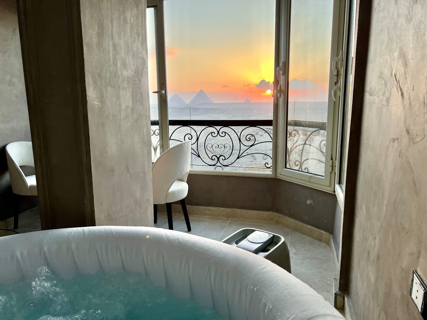 Amigos Pharaoh’s pyramids View with Rooftop 302 — Hot Tub in Giza, Egypt