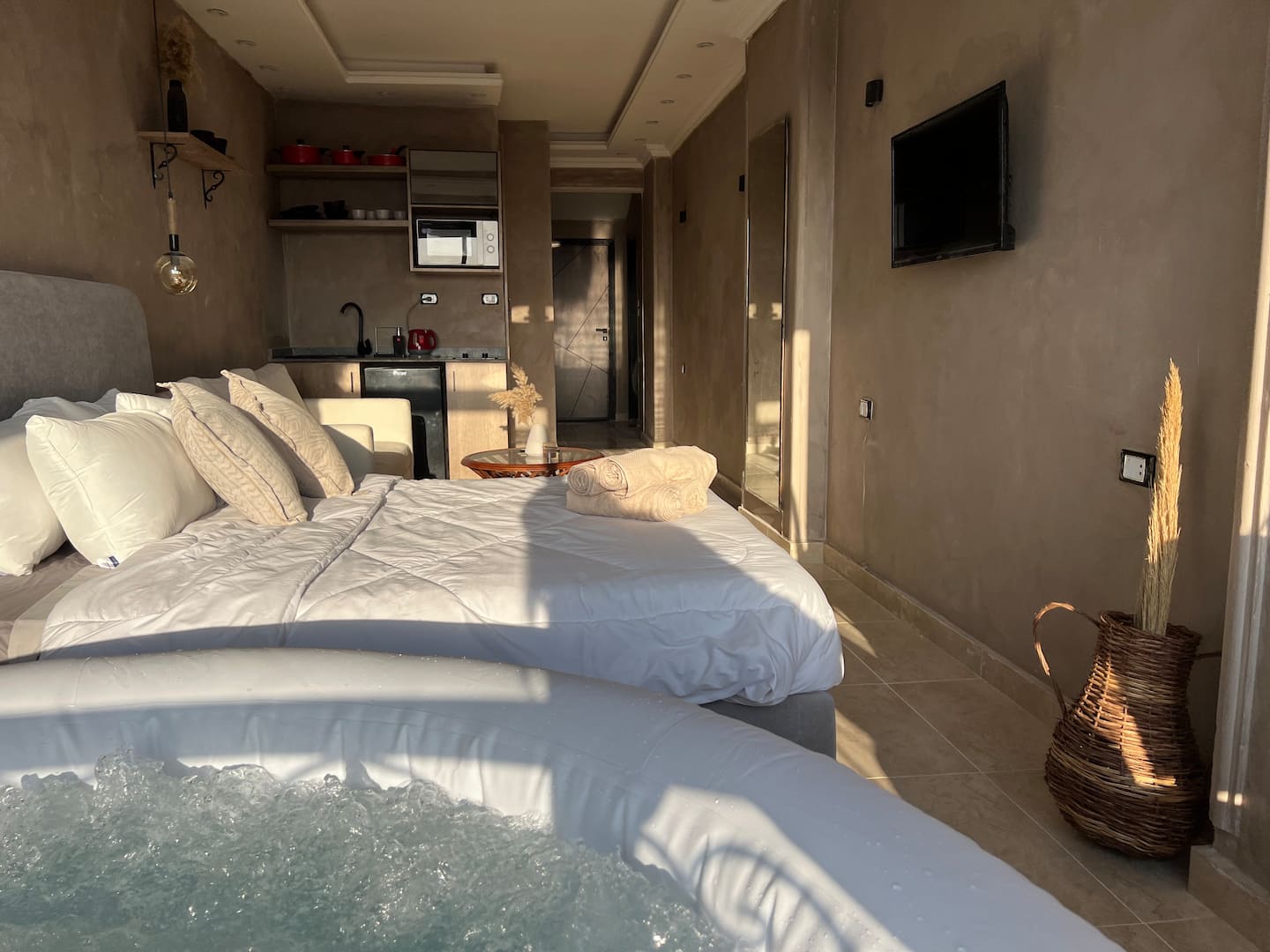 Amigos Pharaoh’s pyramids View with Rooftop 301 — Hot Tub in Giza, Egypt — photo 3