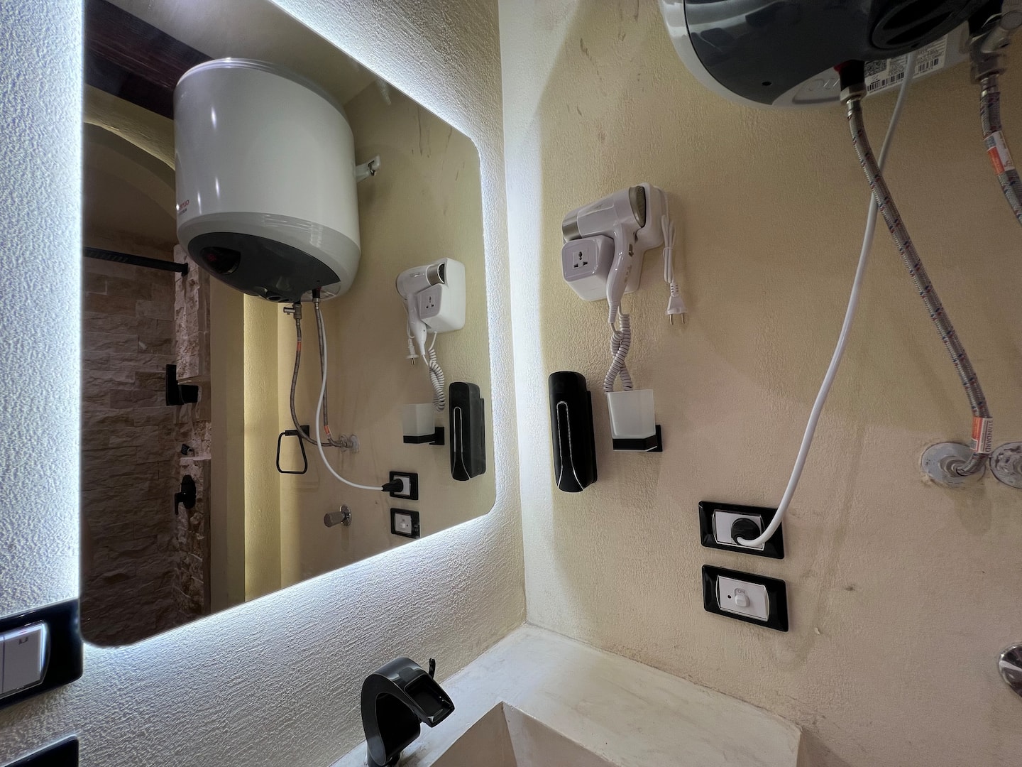 Amigos Amarena 2. Boho studio with Roof Terrace — Full bathroom 1 in Giza, Egypt