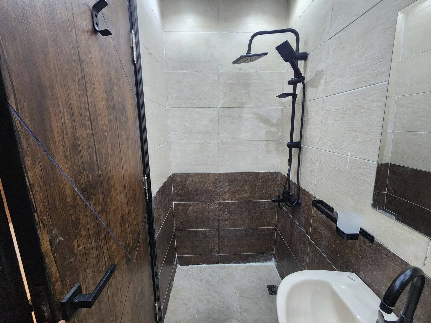 Amigos Rosarena Studio with Roof Terrace — Full bathroom 1 in Pyramids Gardens, Giza, Egypt — photo 2