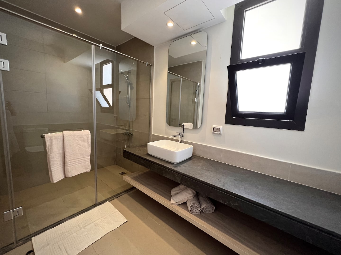 Mar Amor.Twinhouse w/jacuzzi lagoon direct@Elgouna — Full bathroom 2 in Hurghada, El Gouna, Egypt — photo 2
