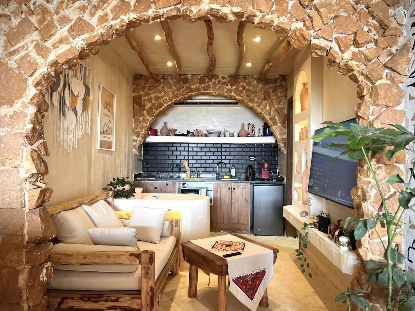 Ancient Pyramids View Retreat with Jacuzzi 806 — Living Room in Nazlat as Sammān, Giza, Egypt — photo 3
