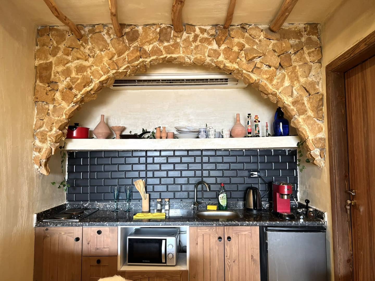 Ancient Pyramids View Retreat with Jacuzzi 806 — Full Kitchen in Nazlat as Sammān, Giza, Egypt — photo 2