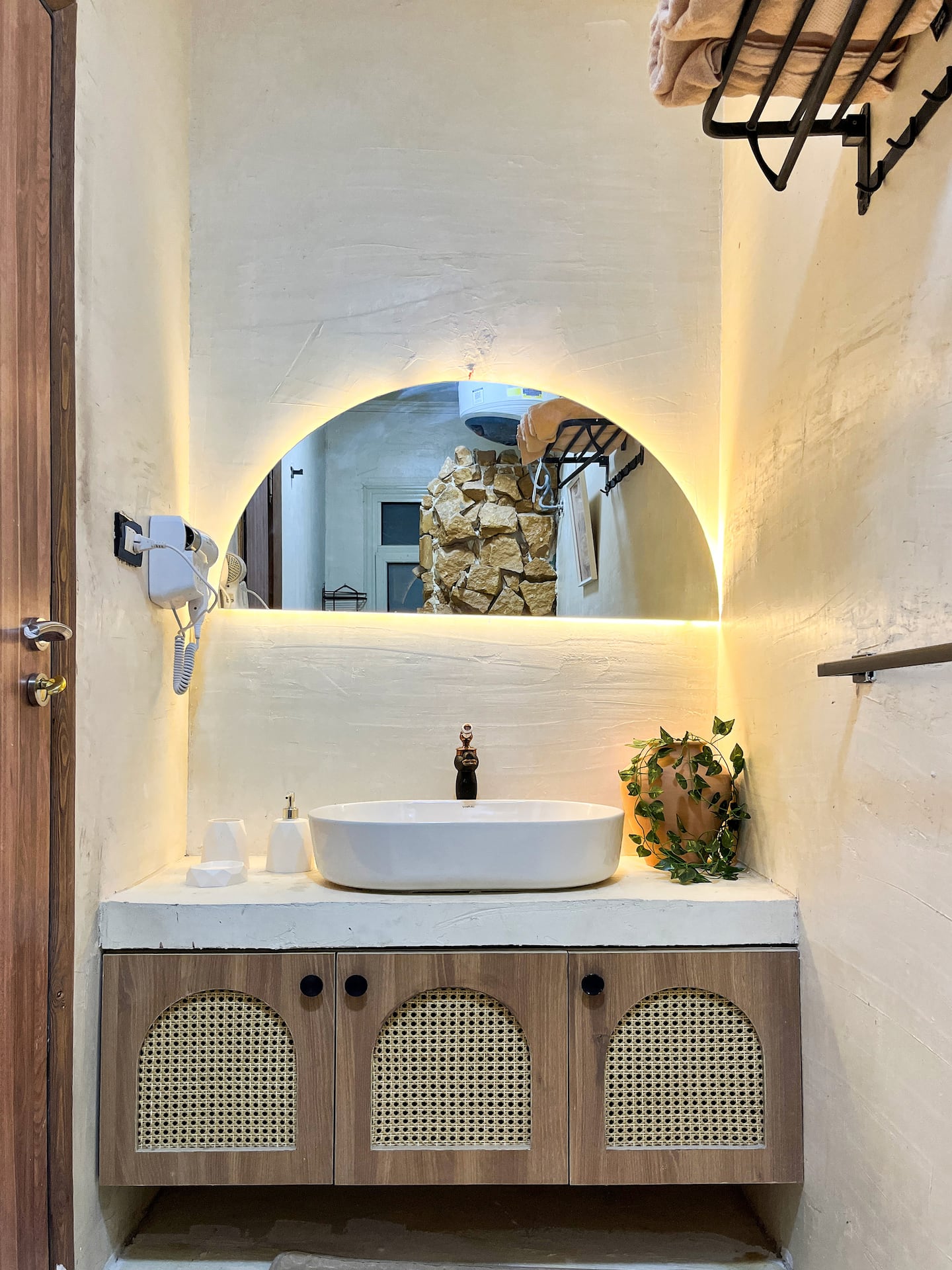 Ancient Pyramids View Retreat with Jacuzzi 806 — Full bathroom 1 in Nazlat as Sammān, Giza, Egypt