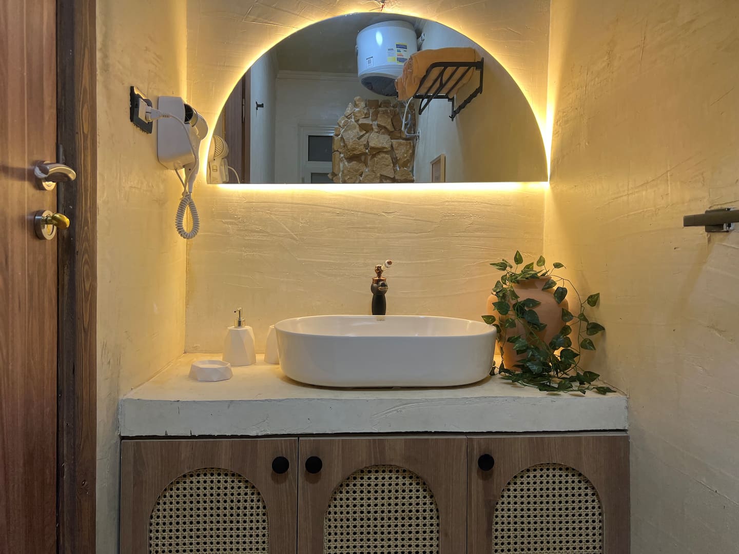 Ancient Pyramids View Retreat with Jacuzzi 806 — Full bathroom 1 in Nazlat as Sammān, Giza, Egypt — photo 3